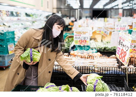 野菜売り場で買い物をする女性 野菜売り場で買い物をする女性 76118412
