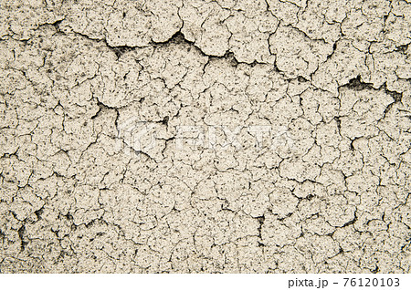 劣化した壁面塗装の剥がれ 劣化した壁面塗装の剥がれ 76120103