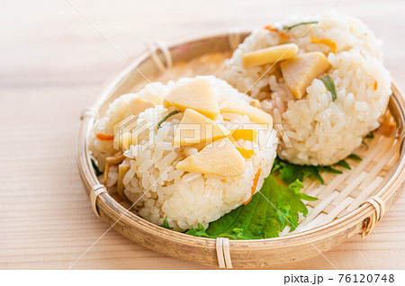 筍のおこわのお握り 76120748
