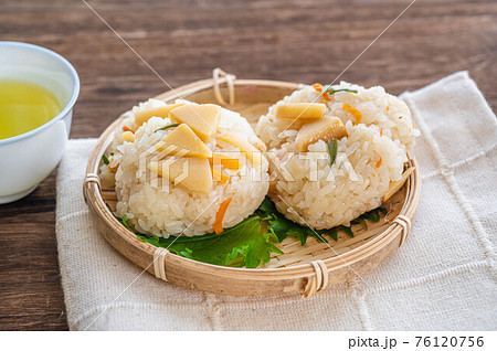 筍のおこわのお握り 76120756