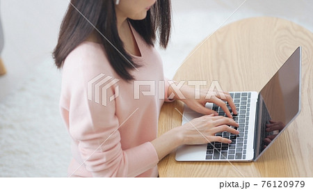 タイピングする女性 76120979