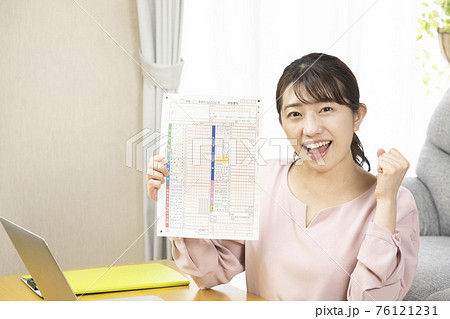 笑顔で確定申告の準備をする女性 76121231