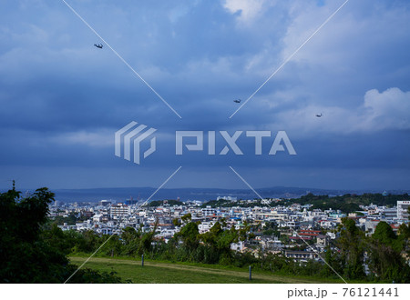 浦添上空を飛ぶ三機のオスプレイ 76121441