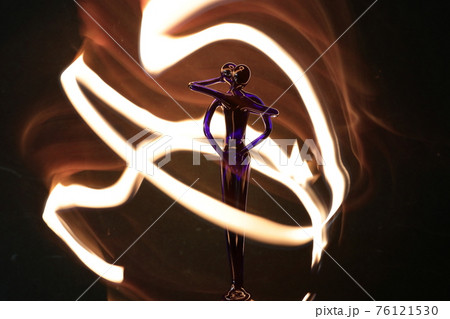 Statue of lovers kissing among the flames 76121530