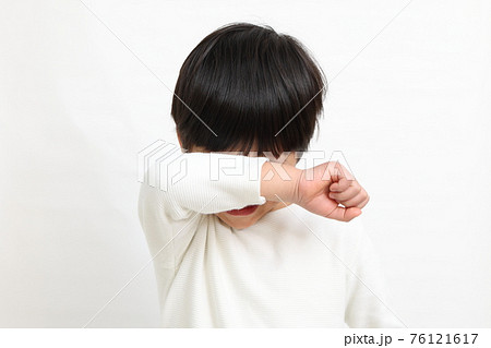 悔しがる男の子 76121617