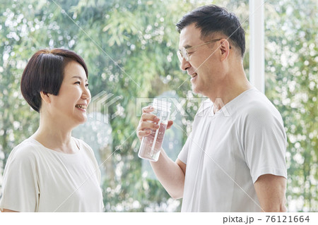 夫婦 カップル 男 76121664