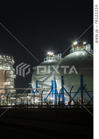 白い光の粒が綺麗な夜のLNG基地の丸いタンク 76122234
