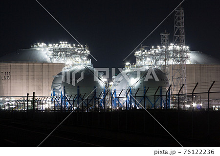 白い光の粒が綺麗な夜のLNG基地 白い光の粒が綺麗な夜のLNG基地 76122236