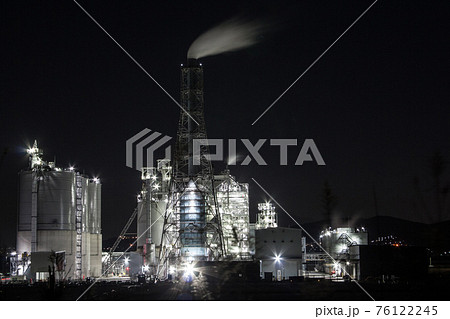 煌々と照明に照らされる夜の火力発電所 76122245