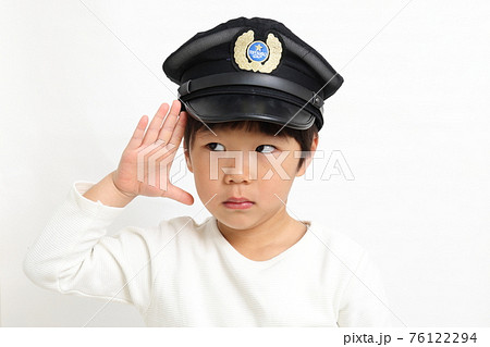 車掌さんになりきる男の子の顔 車掌さんになりきる男の子の顔 76122294