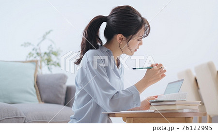 勉強する30代女性 76122995
