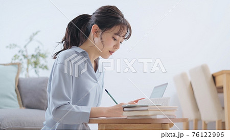 勉強する30代女性 76122996