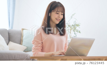 自宅オンラインミーティングイメージ 自宅オンラインミーティングイメージ 76123445