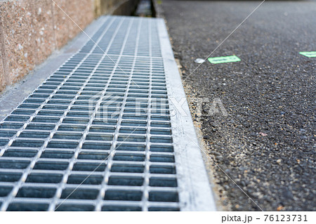 溝にあるグレーチング 溝にあるグレーチング 76123731