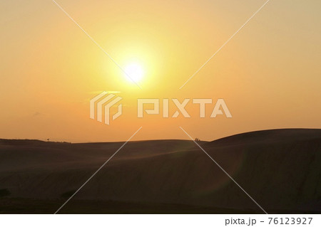 夕方に来た時に撮れた鳥取砂丘と夕日の写真素材