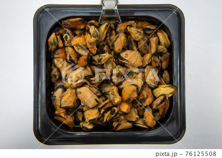 Mussels shrimp in plastic container 76125508