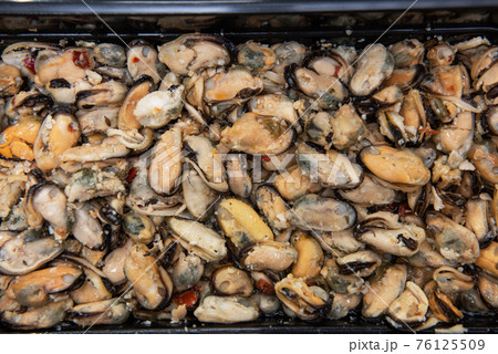 Mussels shrimp in plastic container 76125509