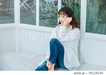 明るいテラスに座る若い女性 明るいテラスに座る若い女性 76128285