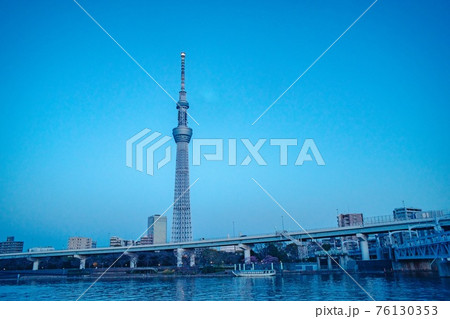 青い空のスカイツリー 76130353