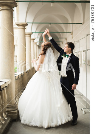 Perfect couple bride, groom posing and kissing in their wedding day Perfect couple bride, groom posing and kissing in their wedding day 76130701