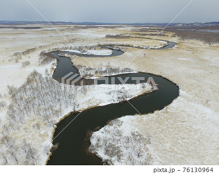 空撮・冬の釧路湿原（北海道・釧路町） 76130964