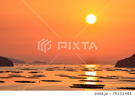 虫明追門の朝日 76131483