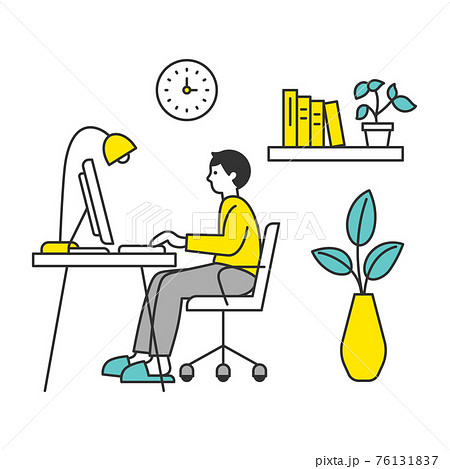 部屋でパソコンを使う男性 76131837