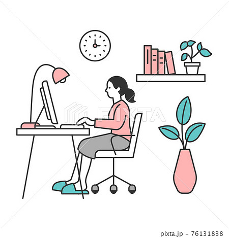 部屋でパソコンを使う女性 76131838