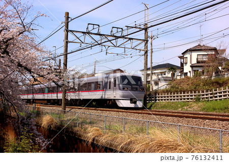石神井川沿いにある春の桜並木を通過する特急小江戸(1) 石神井川沿いにある春の桜並木を通過する特急小江戸(1) 76132411