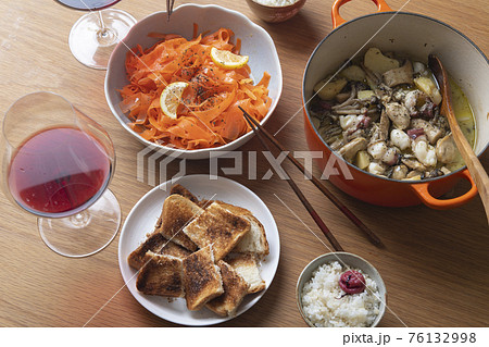 アヒージョとキャロットラペの食卓 76132998