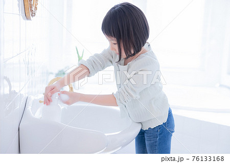 洗面所で手を洗う女の子 76133168