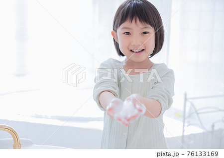 洗面所で手を洗う女の子 洗面所で手を洗う女の子 76133169