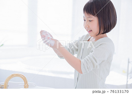 洗面所で手を洗う女の子 洗面所で手を洗う女の子 76133170