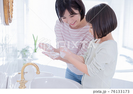 ファミリー 洗面所で手を洗う女の子とママ ファミリー 洗面所で手を洗う女の子とママ 76133173