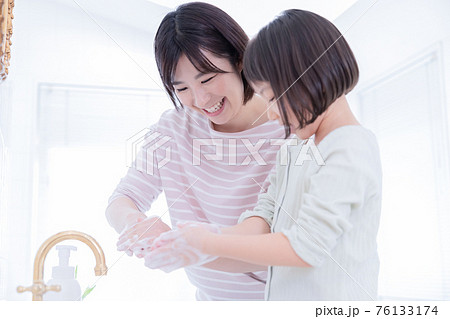 ファミリー 洗面所で手を洗う女の子とママ ファミリー 洗面所で手を洗う女の子とママ 76133174