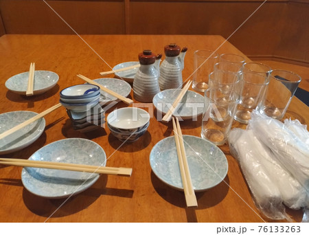居酒屋のセッティング 76133263