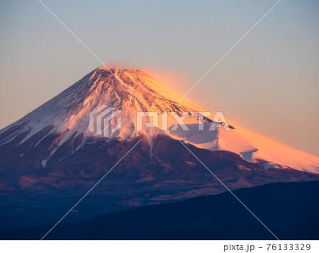 冬の富士山　西伊豆から駿河湾越しに見た景色　早朝の朝焼け 76133329