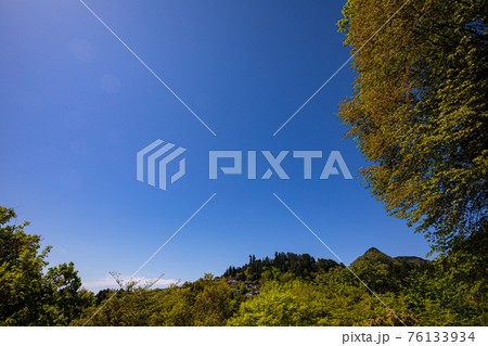 足もと軽く息さわやかに、水ぬるみ新芽の緑 足もと軽く息さわやかに、水ぬるみ新芽の緑 76133934