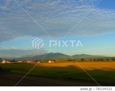 十勝岳連邦を望む 76134522