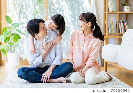 リビングでくつろぐ若い家族 リビングでくつろぐ若い家族 76134940