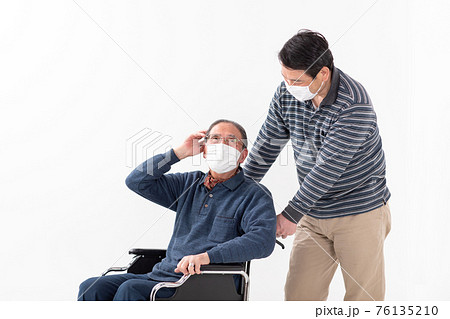 親子　シニア男性　ミドル男性　車イス　介護　マスク 76135210