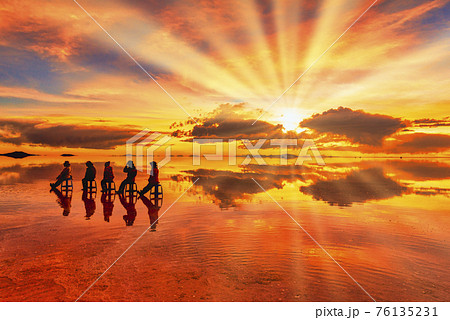 ミラーレイク・ウユニ塩湖のサンセット風景 ミラーレイク・ウユニ塩湖のサンセット風景 76135231