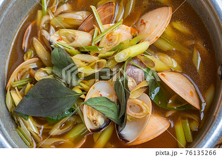 Spicy clam cooked with lemongrass and chili pepper - Vietnamese street food 76135266