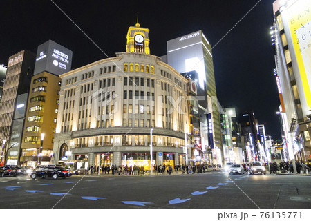 夜の銀座四丁目交差点と和光ビル 夜の銀座四丁目交差点と和光ビル 76135771