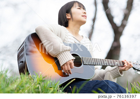 ギターを弾く若いミュージシャン 76136397