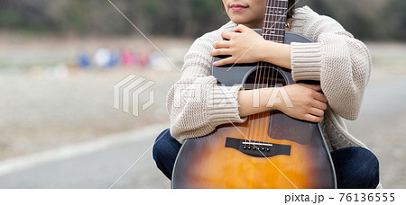 ギターを弾く若いミュージシャン 76136555