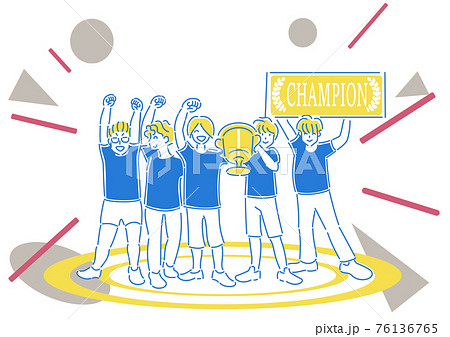スポーツ　優勝　トロフィーを持って喜ぶ人物 76136765