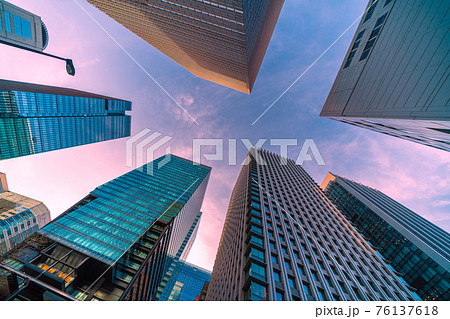 日本の東京都市景観　大手町のビジネス街（画面上は大手町プレイス・大手町2丁目）などを望む 76137618