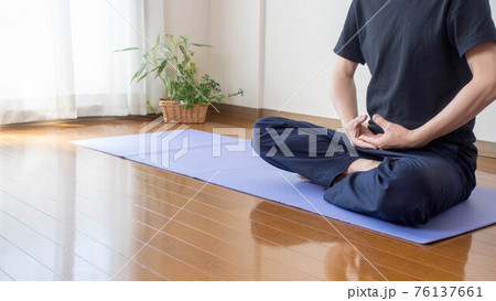 家でヨガ・瞑想をする男性 法界定印ポーズ イメージ 76137661