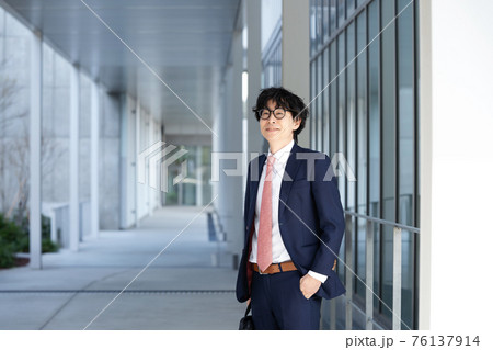 ビジネスマン 若い 屋外 ビジネスマン 若い 屋外 76137914